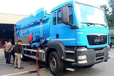 肯富来江南在线登录入口在市政行业吸污车使用现场